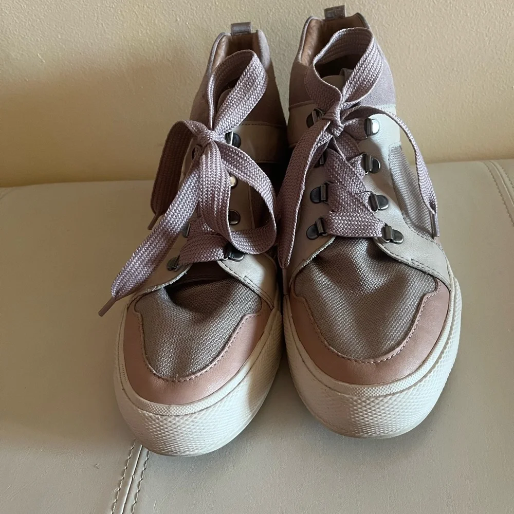 Frye Gia Lug Trail Sneaker size 9.5 M